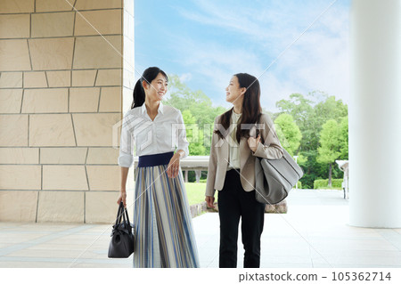 女子進入會所 105362714