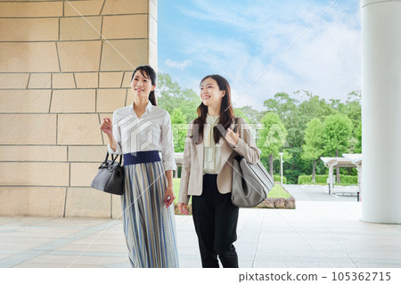 女子進入會所 女子進入會所 105362715