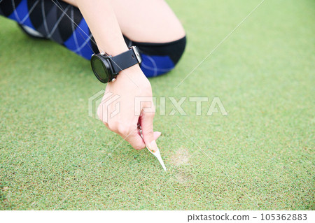 女子打高爾夫球 105362883
