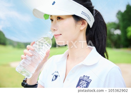 女子打高爾夫球 女子打高爾夫球 105362902