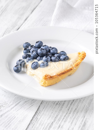 Pie with fresh blueberries 105364715