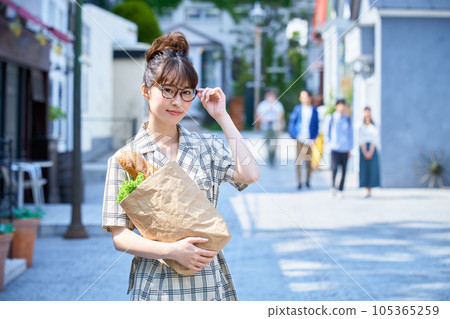 有購物袋的一個少婦 105365259