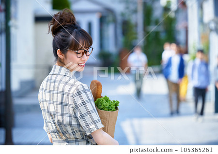 A young woman with a shopping bag 105365261