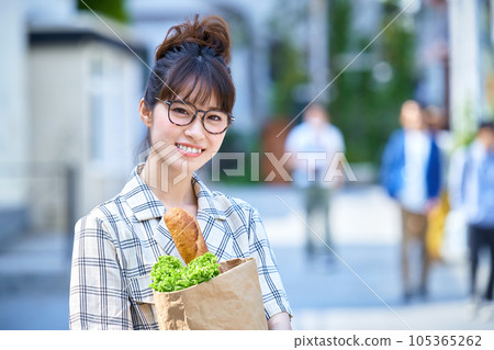 有購物袋的一個少婦 有購物袋的一個少婦 105365262