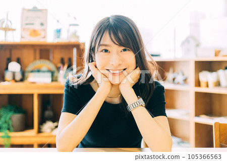 微笑著用手肘的女商人 105366563