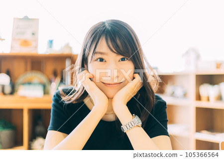 微笑著用手肘的女商人 微笑著用手肘的女商人 105366564