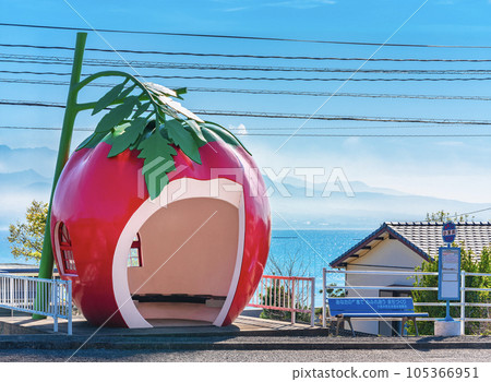 [Kyushu/Isahaya] Tomato bus stop in Kofukai on Tokimeki Fruit Street with the Ariake Sea in the background. 105366951