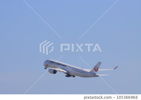 客機在夏日的天空中起飛和升起 客機在夏日的天空中起飛和升起 105366968