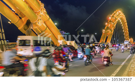 越南峴港摩托車來來往往的龍橋夜景 / 越南峴港 越南峴港摩托車來來往往的龍橋夜景 / 越南峴港 105367387