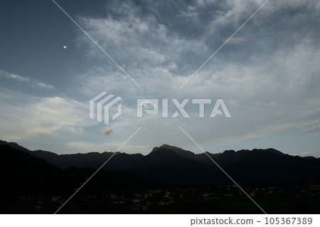 北斗市白州鎮，當陽光照射在南阿爾卑斯山的山峰上，有明的月亮在雲層之上 105367389