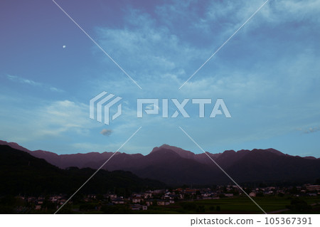 北斗市白州鎮，當陽光照射在南阿爾卑斯山的山峰上，有明的月亮在雲層之上 105367391