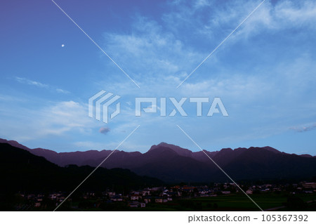 北斗市白州鎮，當陽光照射在南阿爾卑斯山的山峰上，有明的月亮在雲層之上 105367392
