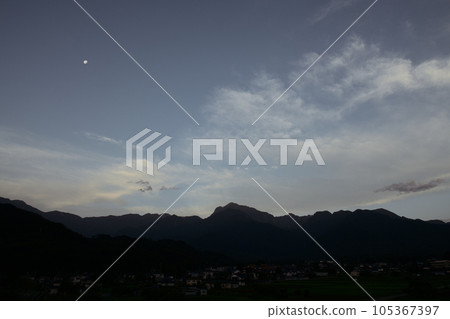 北斗市白州鎮，當陽光照射在南阿爾卑斯山的山峰上，有明的月亮在雲層之上 105367397