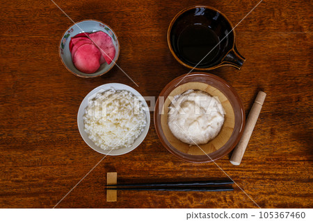 Grated yam in a mortar 105367460
