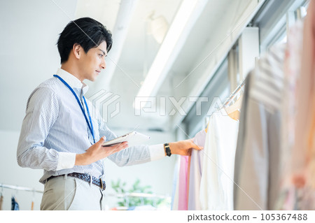 男店員檢查產品 105367488