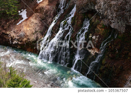 藍色的河水流動 藍色的河水流動 105367507