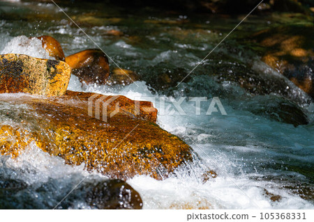 [Mountain stream material] Splashing mountain stream [Nagano Prefecture] 105368331