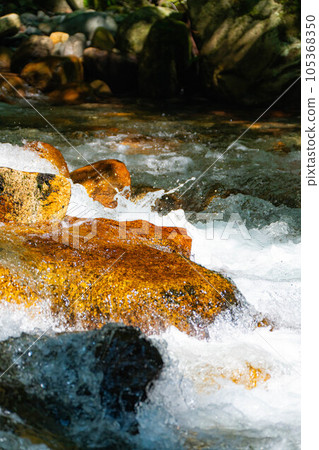 [Mountain stream material] Splashing mountain stream [Nagano Prefecture] 105368350