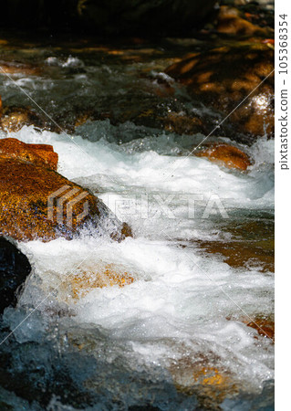 [Mountain stream material] Splashing mountain stream [Nagano Prefecture] 105368354