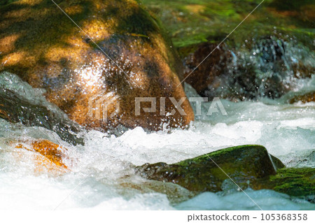 [溪流素材] 飛濺的溪流[長野縣] 105368358