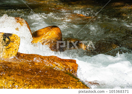 [Mountain stream material] Splashing mountain stream [Nagano Prefecture] 105368371