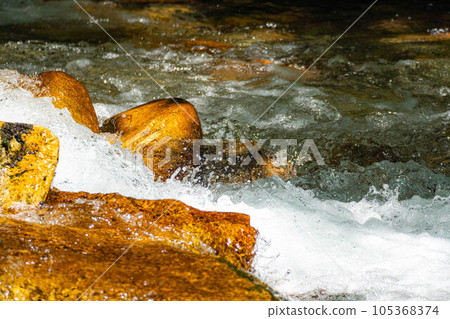[Mountain stream material] Splashing mountain stream [Nagano Prefecture] 105368374