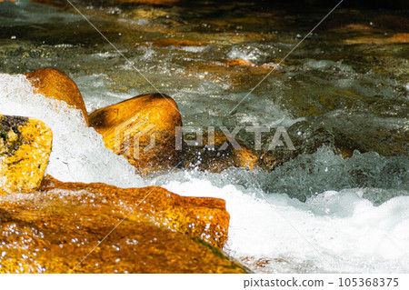 [Mountain stream material] Splashing mountain stream [Nagano Prefecture] 105368375