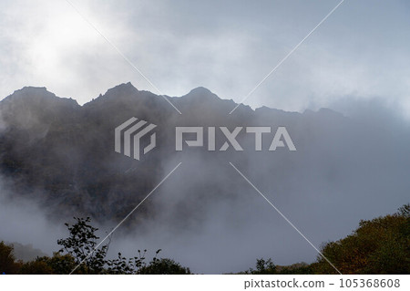 [Kinshu] Karasawa Cirque in the fall foliage season wrapped in fog [Nagano Prefecture] 105368608