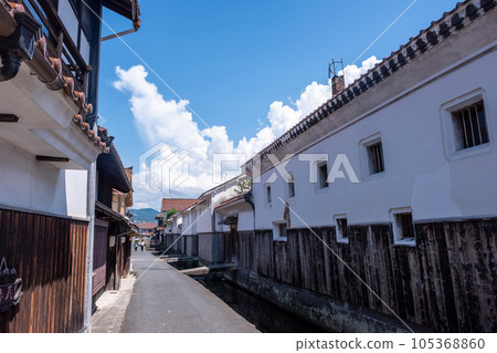 Mt. Utsubuki and the townscape of red tiles, Kurayoshi Shirakabe Dozo 105368860