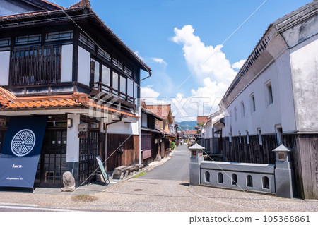 Mt. Utsubuki and the townscape of red tiles, Kurayoshi Shirakabe Dozo 105368861