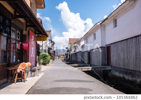 Mt. Utsubuki and the townscape of red tiles, Kurayoshi Shirakabe Dozo Mt. Utsubuki and the townscape of red tiles, Kurayoshi Shirakabe Dozo 105368862