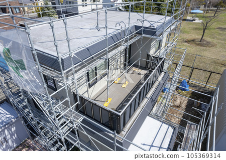 房屋裝修 正在粉刷外牆和更換屋頂的房屋(鳥瞰圖) 房屋裝修 正在粉刷外牆和更換屋頂的房屋(鳥瞰圖) 105369314