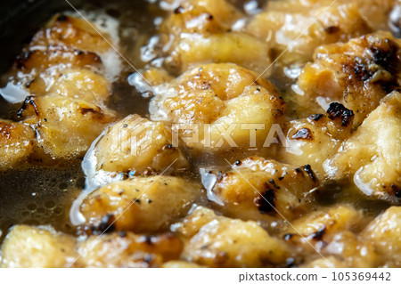 The remaining yakitori (bonjiri) remake cooking scene. Boil in a frying pan with dashi stock to bind the egg. 105369442