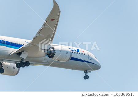 [ANA aircraft in preparation for landing from the sky above Jonanjima Seaside Park] 105369513