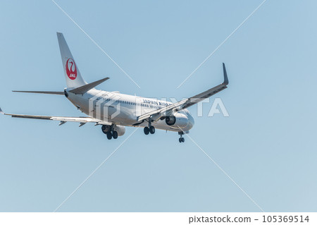 [從城南島海濱公園上空準備降落的日航飛機後視圖] 105369514