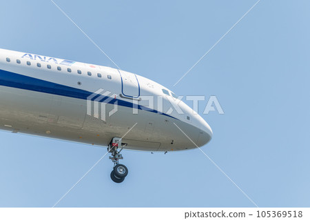 [ANA aircraft in preparation for landing from the sky above Jonanjima Seaside Park] 105369518