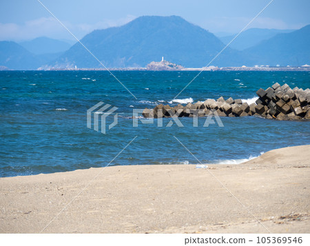 The scenery of the sandy beach of Hakuto Beach (Tottori City, Tottori Prefecture), which is the stage of "The White Rabbit of Inaba", and the blue Sea of Japan in summer (July). The scenery of the sandy beach of Hakuto Beach (Tottori City, Tottori Prefecture), which is the stage of "The White Rabbit of Inaba", and the blue Sea of Japan in summer (July). 105369546