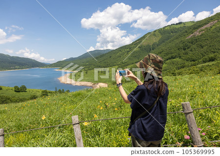 夏季,一位女士從富士見山口拍攝野里湖的照片 夏季,一位女士從富士見山口拍攝野里湖的照片 105369995