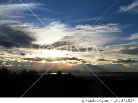 豬苗代湖的夜景。夕陽從雲縫中射出，照亮了湖面，映得湖面泛著白色的光，令人印象深刻，美麗極了。 105371034