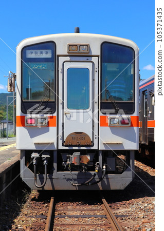 Meisho Line Kiha 11 Series bound for Ise-Okutsu (Tsu City, Mie Prefecture) Meisho Line Kiha 11 Series bound for Ise-Okutsu (Tsu City, Mie Prefecture) 105371435