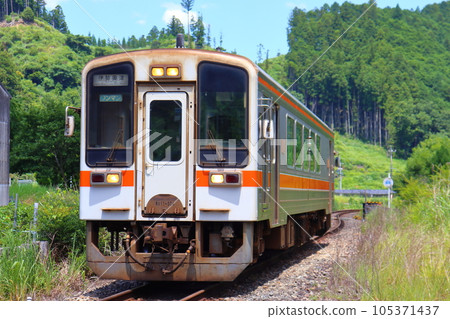 Kiha 11 type train bound for Ise-Okutsu on the Meisho Line Kiha 11 type train bound for Ise-Okutsu on the Meisho Line 105371437