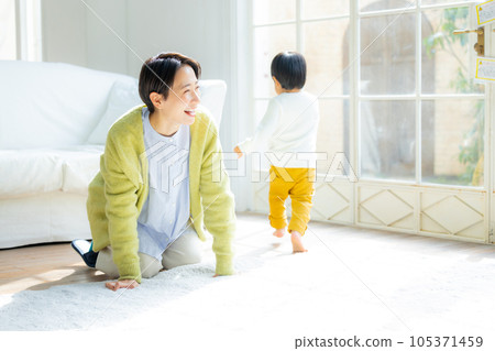 客廳裡的親子』 客廳裡的親子』 105371459