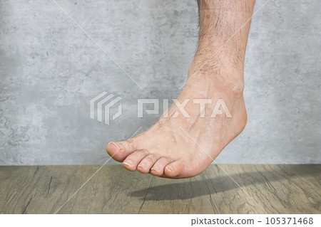 從正面看左腿在空中 從正面看左腿在空中 105371468