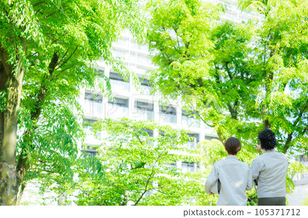 Men and women in work clothes, outdoor apartment Men and women in work clothes, outdoor apartment 105371712