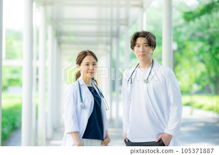 醫院裡穿白大褂的男女 105371887
