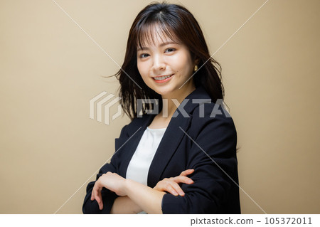 Business woman beige bag 105372011