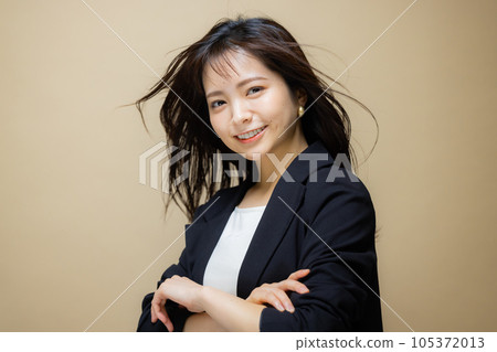 女商人米色包包 105372013
