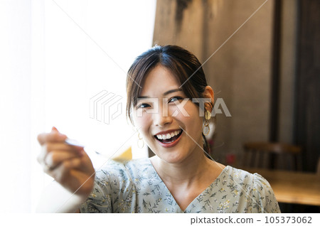 年輕女子在咖啡館給男友餵芝士蛋糕 105373062