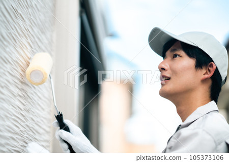 做外牆塗料的年輕男性承包商 做外牆塗料的年輕男性承包商 105373106