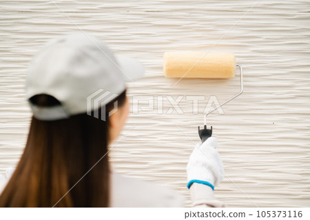 裝修公司粉刷外牆的少婦，不露臉 105373116